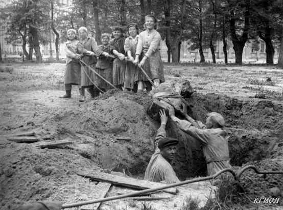 Извлечение из укрытия мраморных скульптур в Летнем саду. 1945 год. Фотограф Цильке С.Г. | Источник: КГИОП
