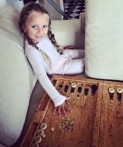 Дочь Татьяны Навки учится играть в нарды