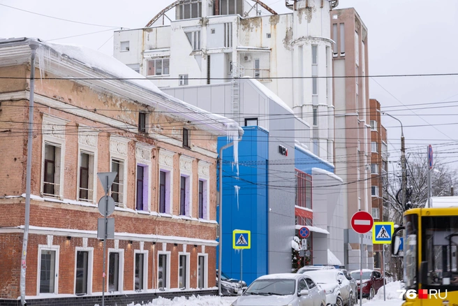 Метровая сосулька свисает прямо над пешеходным переходом | Источник: Артем Бауман / 76.RU