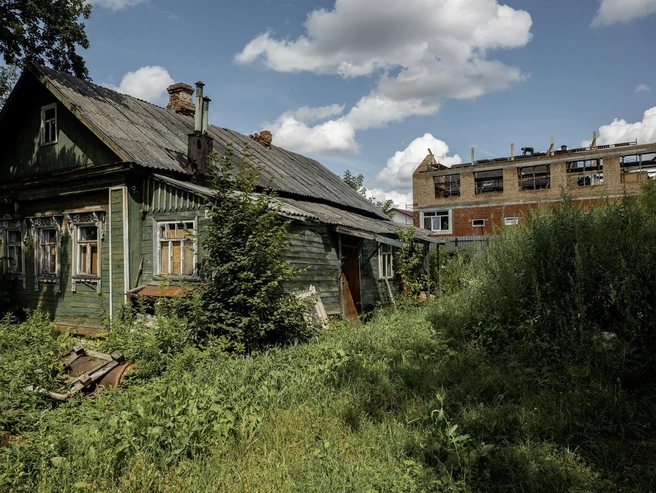 На смену старой избе приходит современный коттедж. | Источник: Александр Куренной / 76.RU