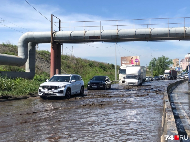 Под воду уходили даже грузовики | Источник: Артем Краснов