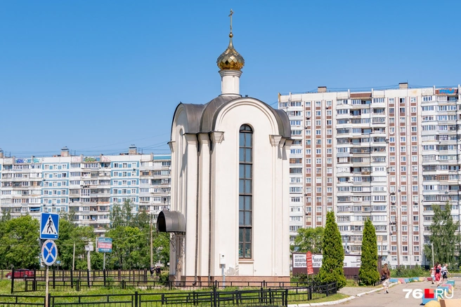 Возле пруда стоит часовня | Источник: Кирилл Поверинов / 76.RU