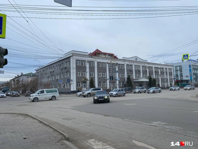 На перекрестке у Главпочтамта уложили гигантский слой заплатки — смотрится небрежно и неряшливо | Источник: Надежда Ефимова / 14.RU