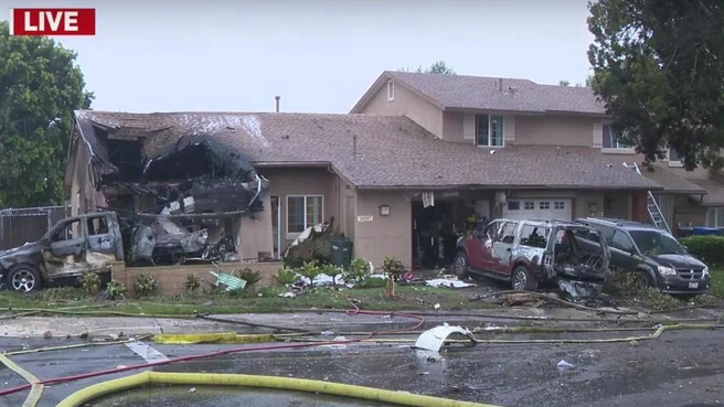 Самолет рухнул на жилой квартал в Калифорнии: фото, видео | Источник: FOX 5 San Diego / YouTube