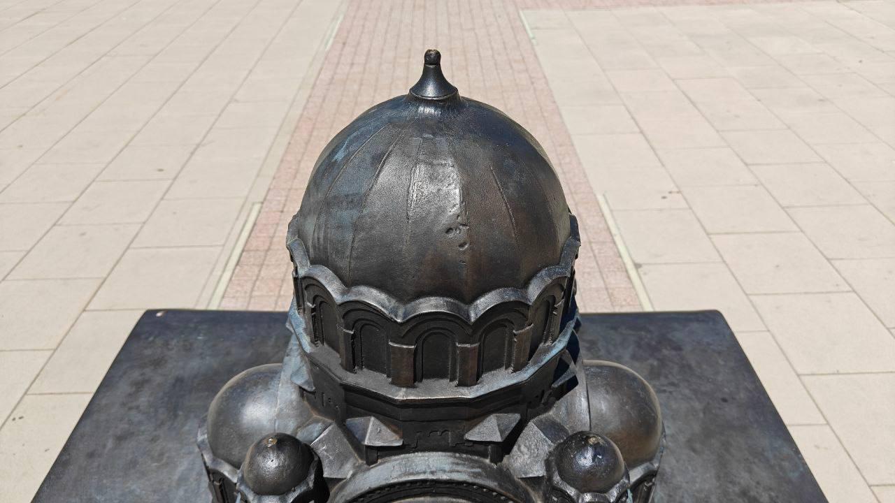С куполов макета собора Александра Невского в центре Волгограда в очередной раз сорвали все кресты