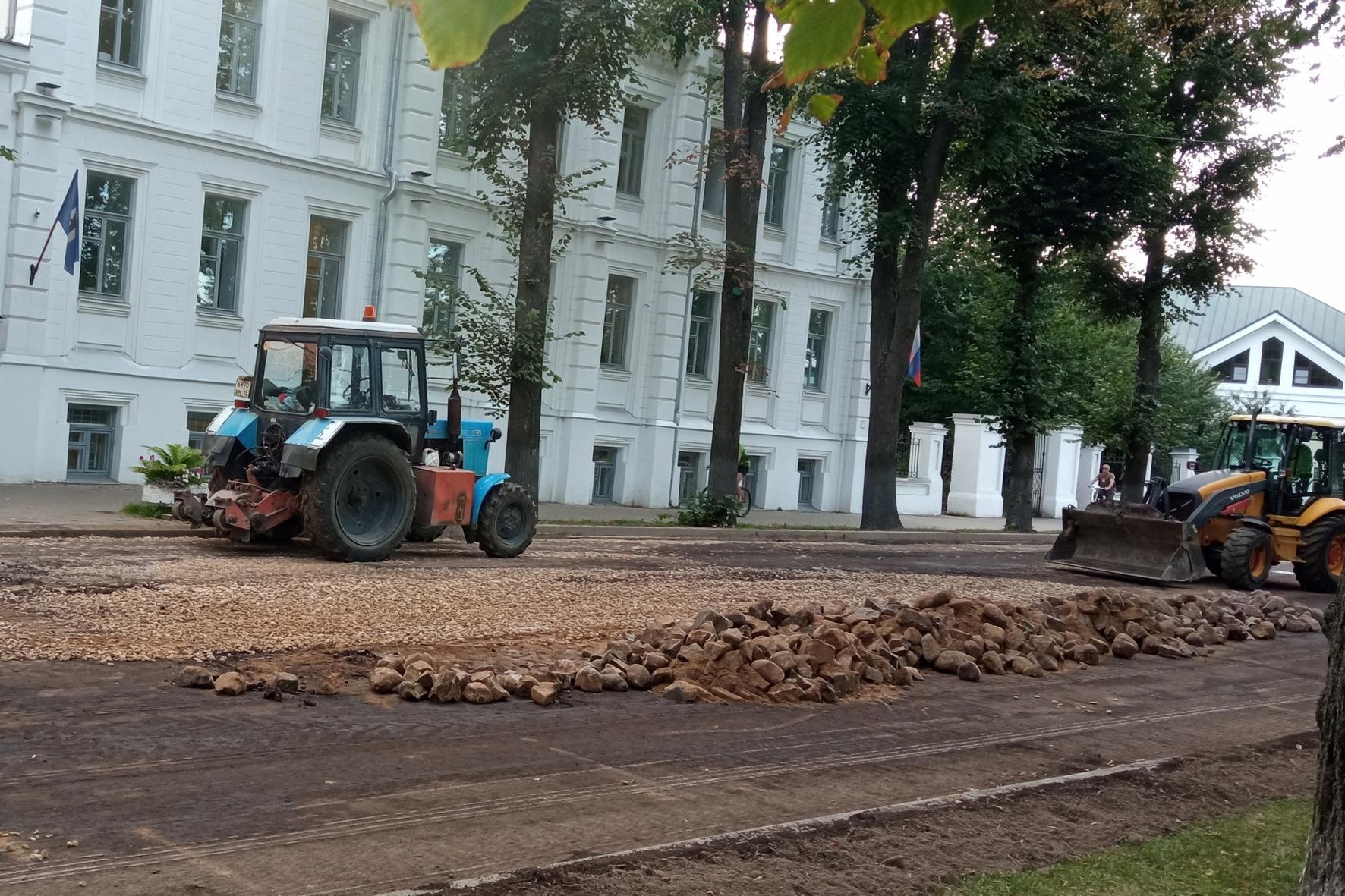 Дорожников в Ярославле заподозрили в разрушении булыжной мостовой на  Волжской набережной во время ремонта, 2 августа 2022 - 2 августа 2022 -  76.ру