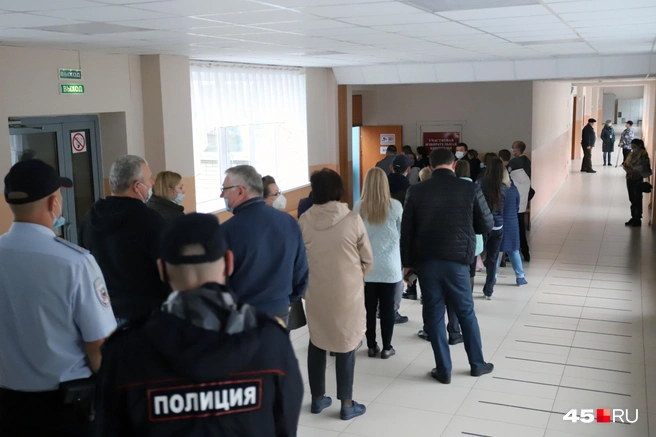 Перед открытием участка организовалась очередь | Источник: Дмитрий Долгих