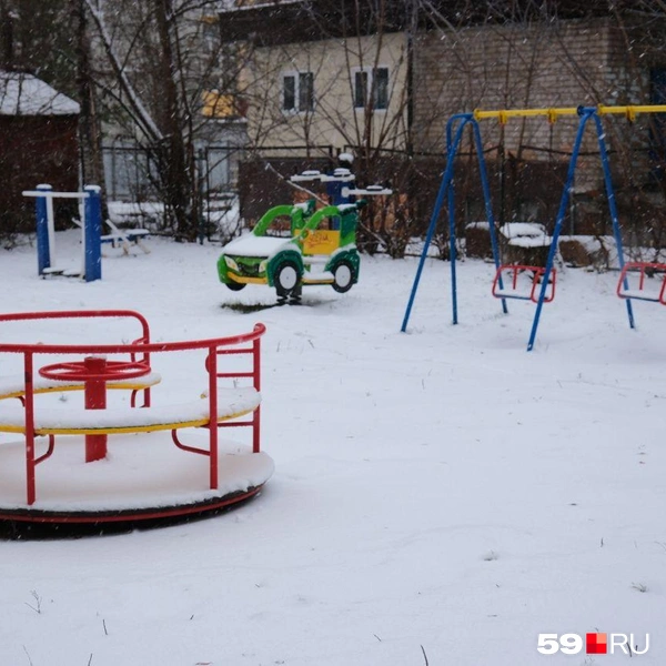 Качельки сегодня вряд ли будут пользоваться популярностью  | Источник: Тимофей Калмаков / 59.RU 