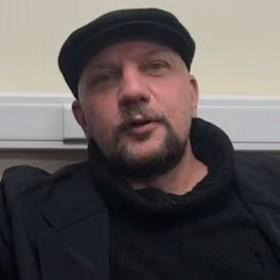 <p>Андрей Бледный в интервью <a target="_blank" rel="nofollow" href="https://daily.afisha.ru/archive/volna/heroes/andrey-blednyy-iz-2517-o-russkom-podorozhnike-fizruke-i-nacionalizme/">«Афише»</a> в 2014 году</p>