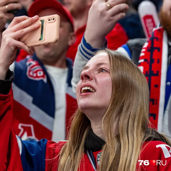 Со слезами на глазах ярославцы делали кадры с важного для команды дня  | Источник: Кирилл Поверинов / 76.RU