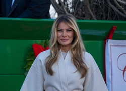 Мелани Трамп снова в белом пальто — теперь принимает рождественскую ель
