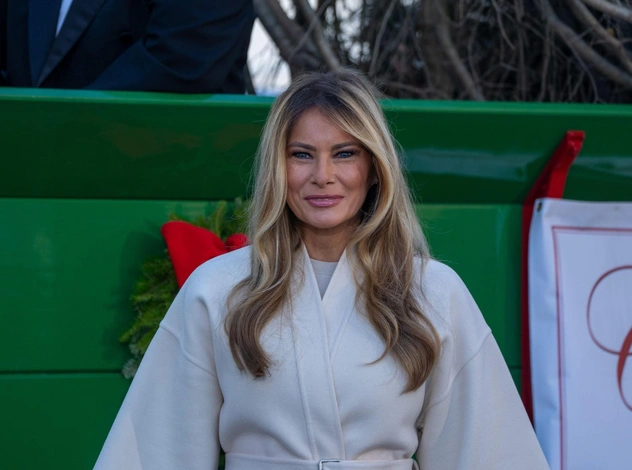 Мелания Трамп снова в белом пальто — теперь принимает рождественскую ель