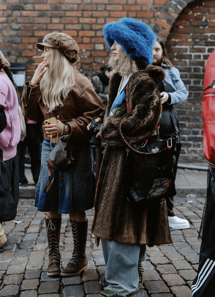 Ракушки в волосах и мультяшки на одежде: 5 стритстайл-трендов c Недели моды в Копенгагене осень-зима 2024