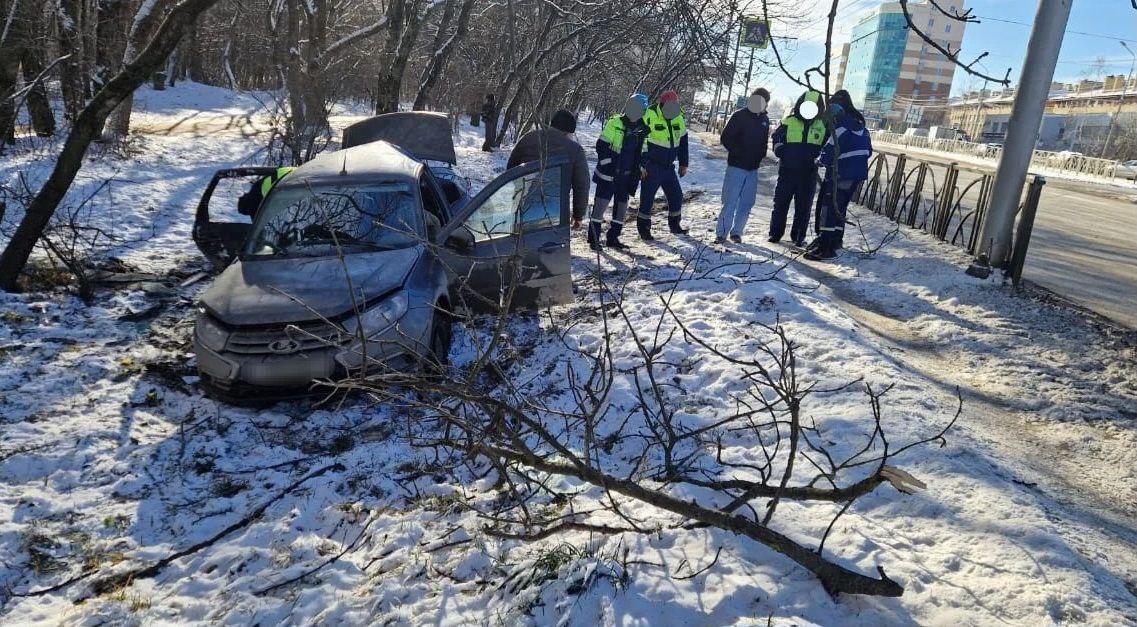 Водитель «Лады» не справился с управлением и влетел в дерево — пострадали пассажиры
