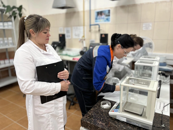 Во втором этапе участники искали нарушения безопасности на снимке и подбирали шифры к лабораторной посуде | Источник: Светлана Иванова
