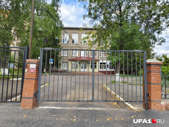 Со стороны школа выглядит неплохо, по крайней мере, окна пластиковые и забор хороший | Источник: Булат Салихов / UFA1.RU