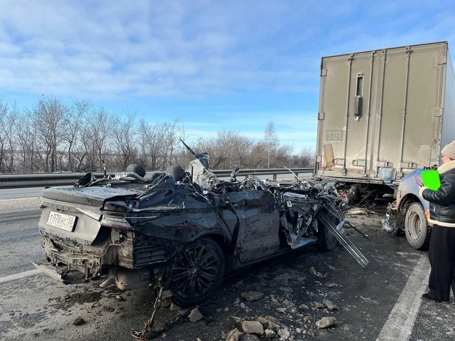 Машину смяло полностью | Источник: «Омская полиция» / t.me