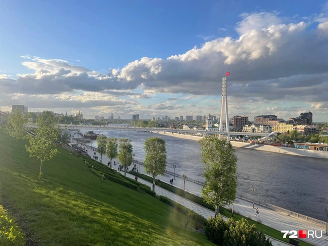 Так выглядят мост и набережная, если на них смотреть сверху. Людей мало  | Источник: Радик Енчу / 72.RU