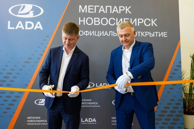 Торжественное открытие нового официального дилерского центра LADA в МЕГАПАРКе» Дмитрием Костроминым (слева) и Дмитрием Новиковым (справа) | Источник: ООО «МЕГАПАРК», официальный дилер LADA