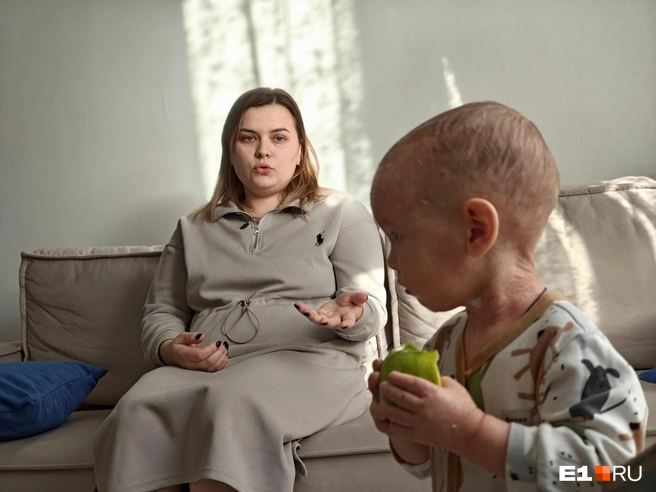 Важно не только по-особенному ухаживать за ребенком, но также научить его следить за собой и бережно относиться к своей коже | Источник: Кирилл Кушнов / E1.RU
