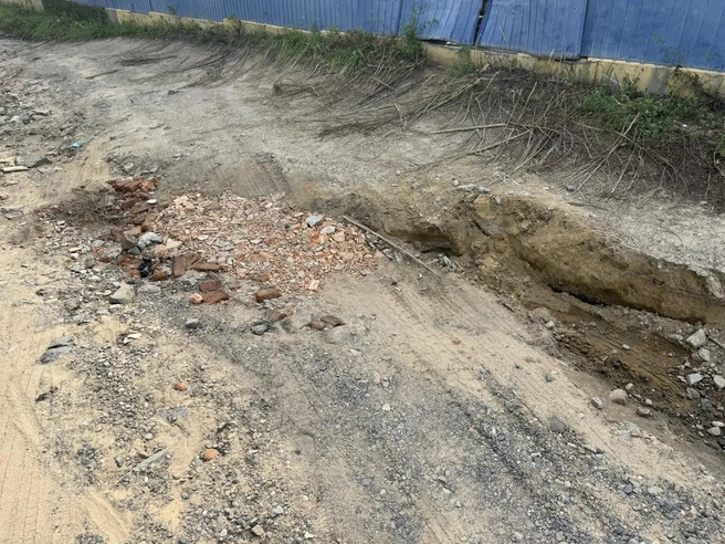 За роддомом дороги, можно сказать, нет | Источник: очевидец