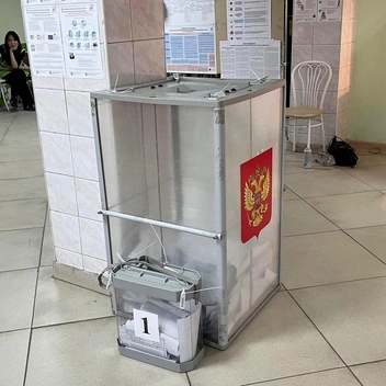 Переносной ящик голосования участка рядом с основным | Источник: Карина Оконешникова / 14.RU
