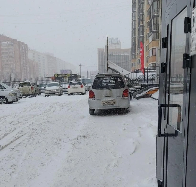 Заехал на тротуар | Источник: читатель НГС