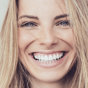 Как добиться голливудской улыбки: полезные и вредные продукты для белизны зубов