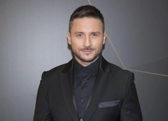 Поцелуи в щеку, нежные прикосновения и гадания на любовь: Сергей Лазарев пофлиртовал с Варварой Щербаковой