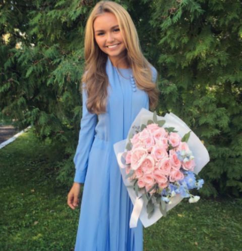 Стеша Маликова появилась на линейке в своем учебном заведении в роскошном наряде небесно-голубого цвета