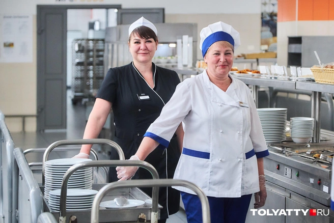 Девушки переоделись в фирменную одежду и готовы начинать раздачу | Источник: Роман Данилкин / 63.RU