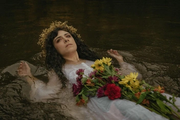 Метафорическая карта дня: Выберите карту и узнайте, что вы скрываете от всех в глубине души