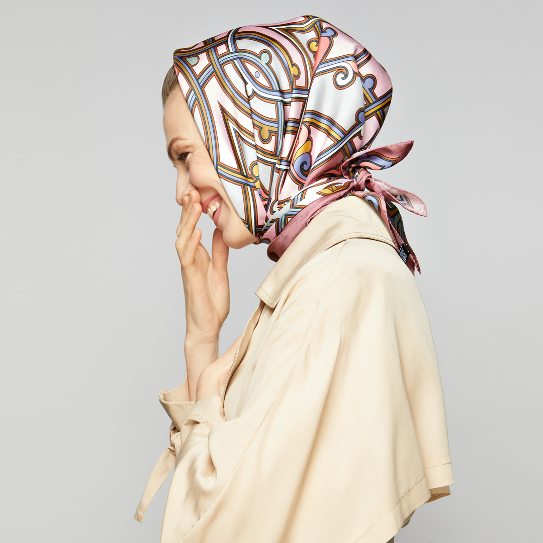 Шелковый платок на голове