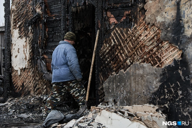 Сосед Сергей зашел в сгоревшее здание  | Источник: Александр Ощепков / NGS.RU