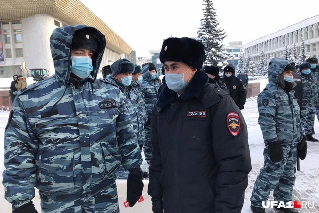 На вопросы журналистов стражи порядка не отвечали — отводили взгляд или просто отходили в сторонку