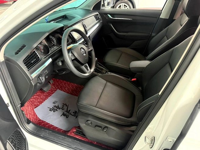 Škoda Kamiq: 2023 год, комплектация Automatic Comfort Edition, двигатель 1,5&nbsp;л мощностью 112&nbsp;л.&nbsp;с., пробег 15&nbsp;000&nbsp;км&nbsp;— цена под ключ от 1&nbsp;950&nbsp;000 рублей | Источник: CarexKorea