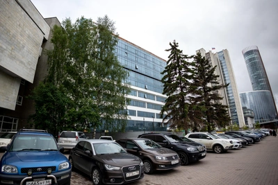 В Екатеринбурге завершили остекление фасада скандального долгостроя