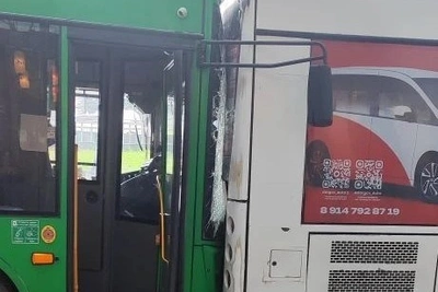 Два автобуса столкнулись у аэропорта Южно-Сахалинска