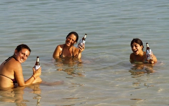 В Таиланде туристам разрешили выпивать с 14 до 17 часов. Запрет действовал 50 лет