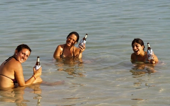 В Таиланде туристам разрешили выпивать с 14 до 17 часов. Запрет действовал 50 лет