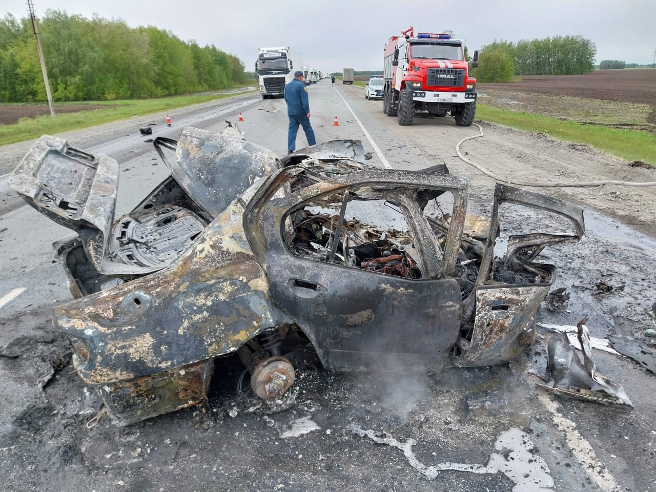 Водитель «Ниссана» влетел в КАМАЗ на встречке и погиб — его машина  загорелась - 28 мая 2024 - НГС55.ру