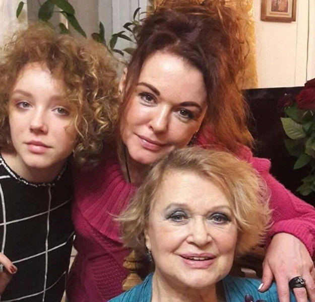Валентина Талызина с дочерью и внучкой