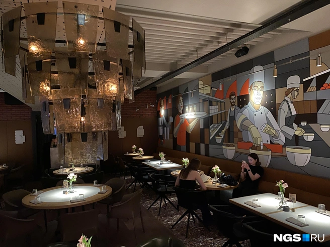 Зал украшен изображениями поваров и официантов  | Источник: Стас Соколов / NGS.RU