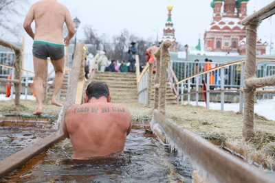 Толпы москвичей на Крещенских купелях днем