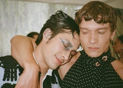 Звезды «Жаркого соперничество» Хадсон Уильямс и Коннор Сторри на Met Gala 2026: закулисные фото с бала и афтепати