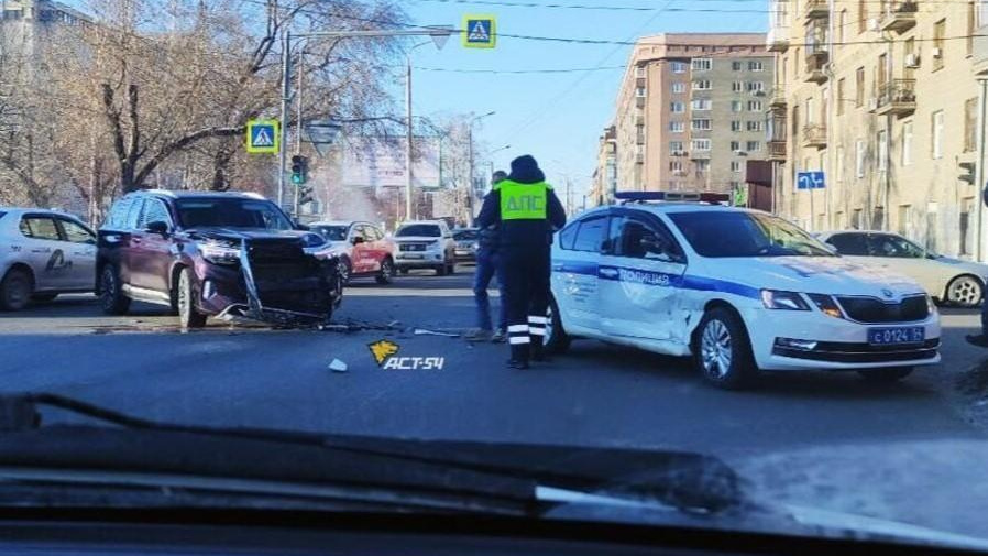 Неудачное утро: в Новосибирске кроссовер врезался в машину ДПС — фото последствий