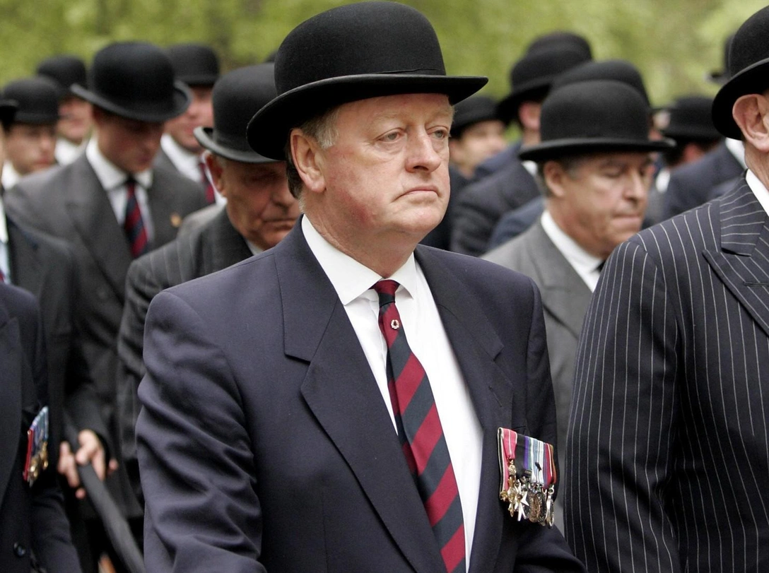 Эндрю Паркер-Боулз принимает участие в параде старых товарищей сводной кавалерии в лондонском Гайд-парке, 14 мая 2006 | marieclaire.ru