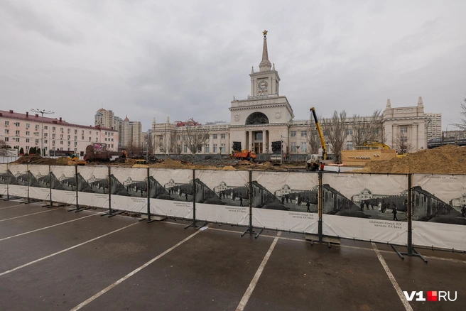 Приехавших волгоградцев и гостей города встречает стройплощадка | Источник: Алексей Волхонский / V1.RU