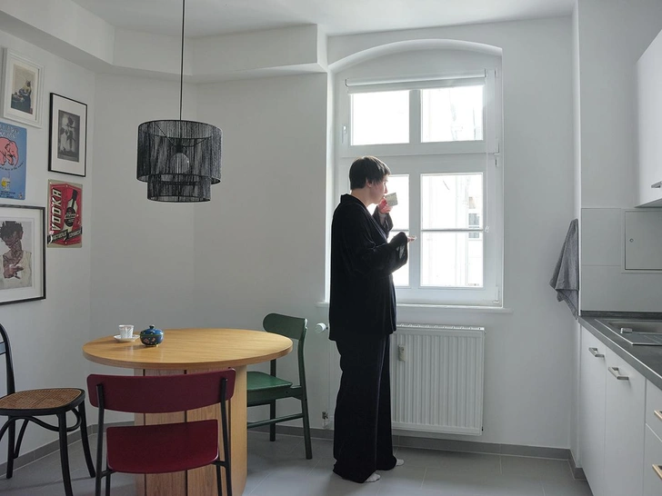 Стол, Westwing Collection. Стулья, IKEA (зеленый), Jotex (черный плетеный), Takt (красный). Люстра, La Redoute Interieurs. | Источник: Ася Нурулина
