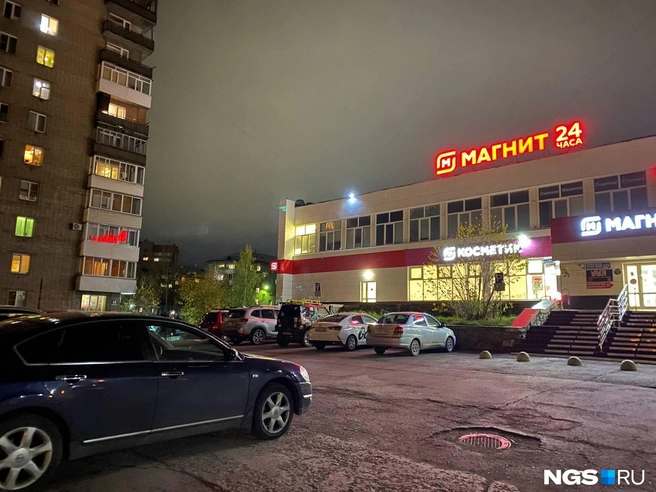 Супермаркет с трёх сторон окружён жилыми домами. В здании, помимо него, есть магазин косметики и бытовой химии, банкоматы, пекарня и различные услуги | Источник: Анастасия Хрипушина/NGS.RU